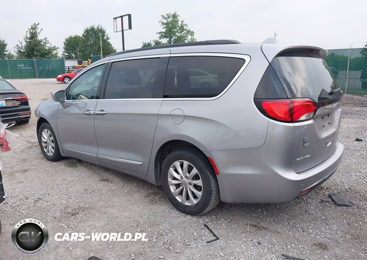 2017 Chrysler Pacifica Touring-L VIN:2C4RC1BGXHR576176 - 3
