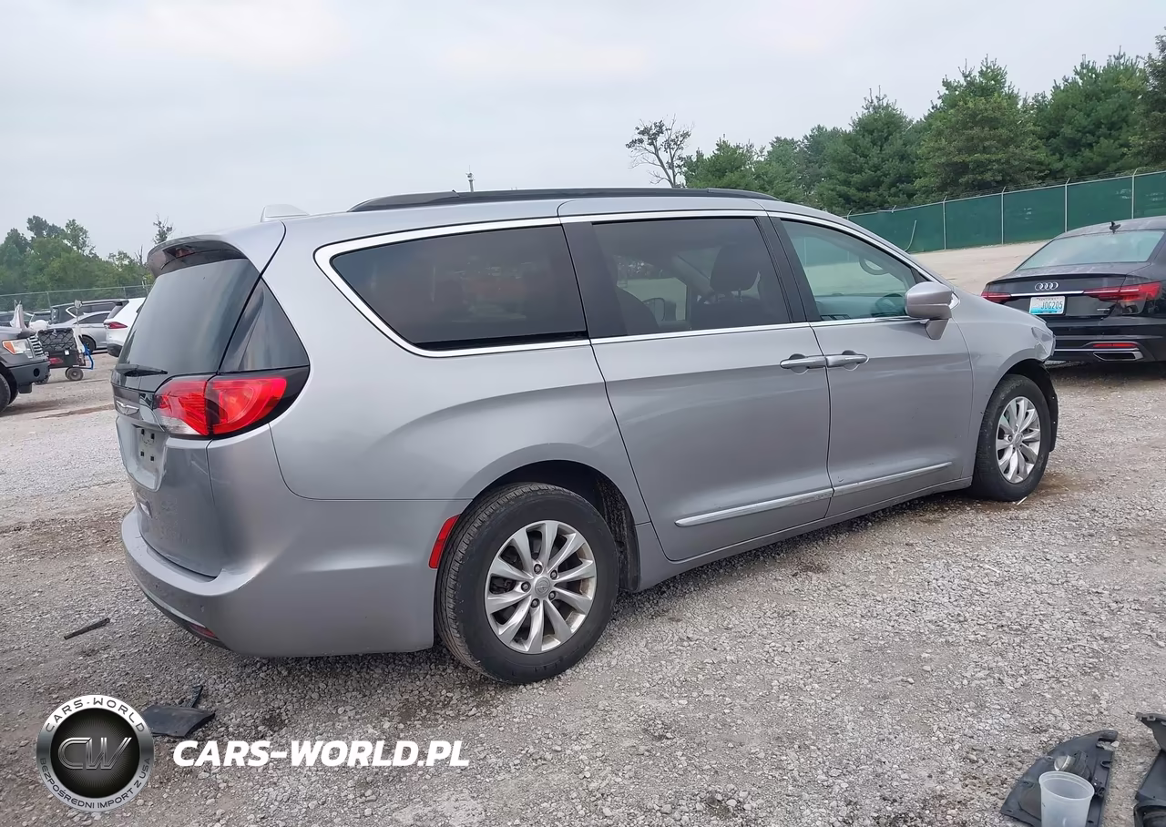 2017 Chrysler Pacifica Touring-L VIN:2C4RC1BGXHR576176 - 4
