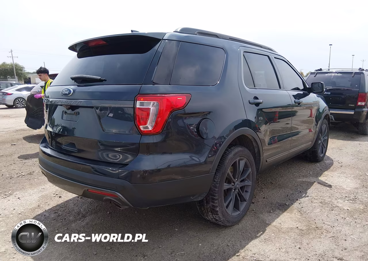 2017 Ford Explorer Xlt VIN:1FM5K7D82HGD84015 - 4