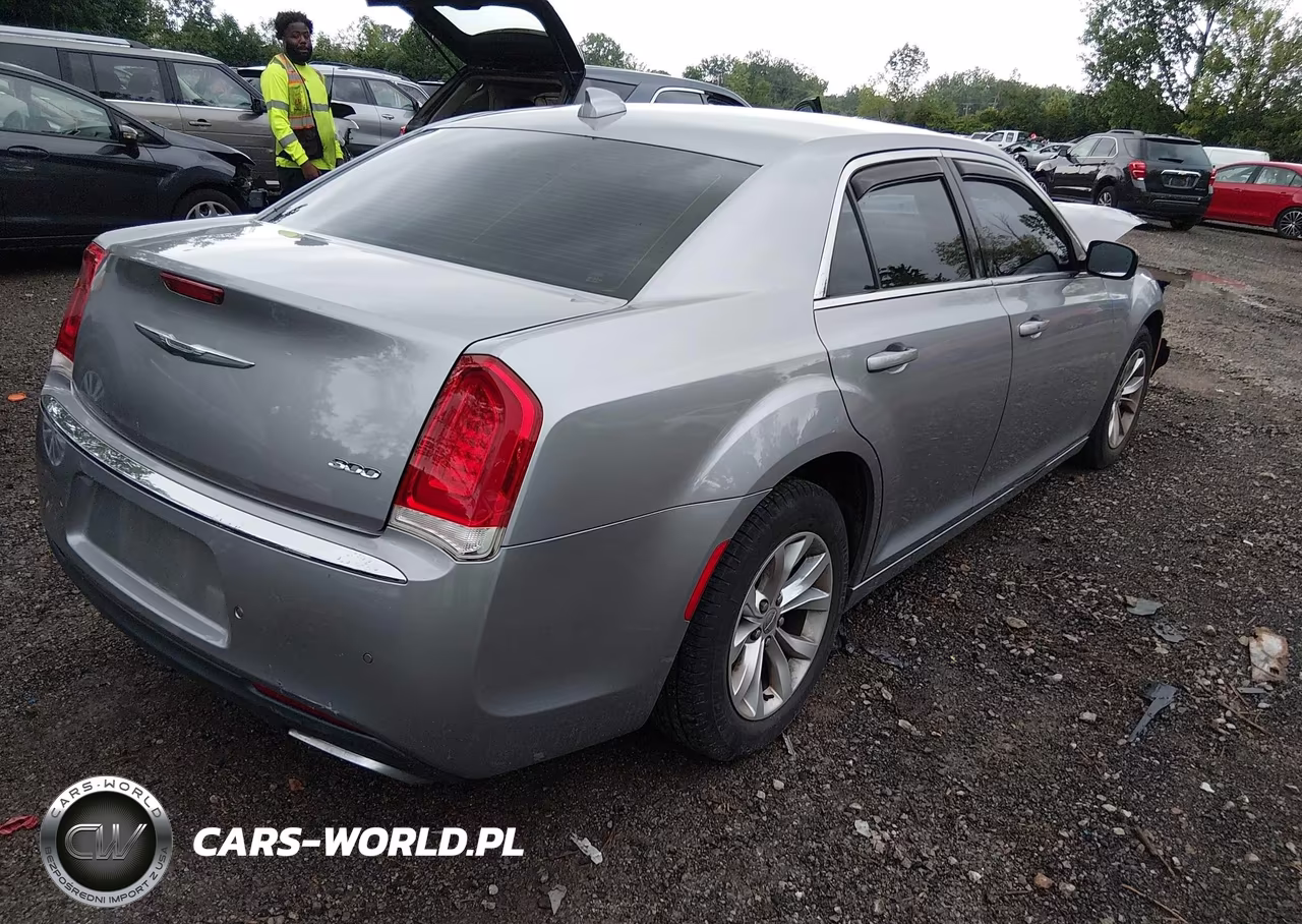 2015 Chrysler 300 Limited VIN:2C3CCAAG3FH921319 - 4