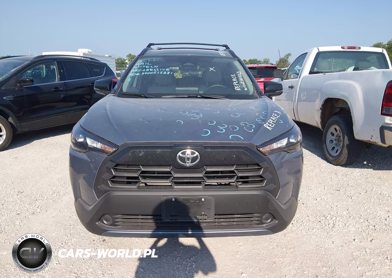 2026 Toyota Corolla Cross Le VIN:7MUCAABGXTV176135 - 12