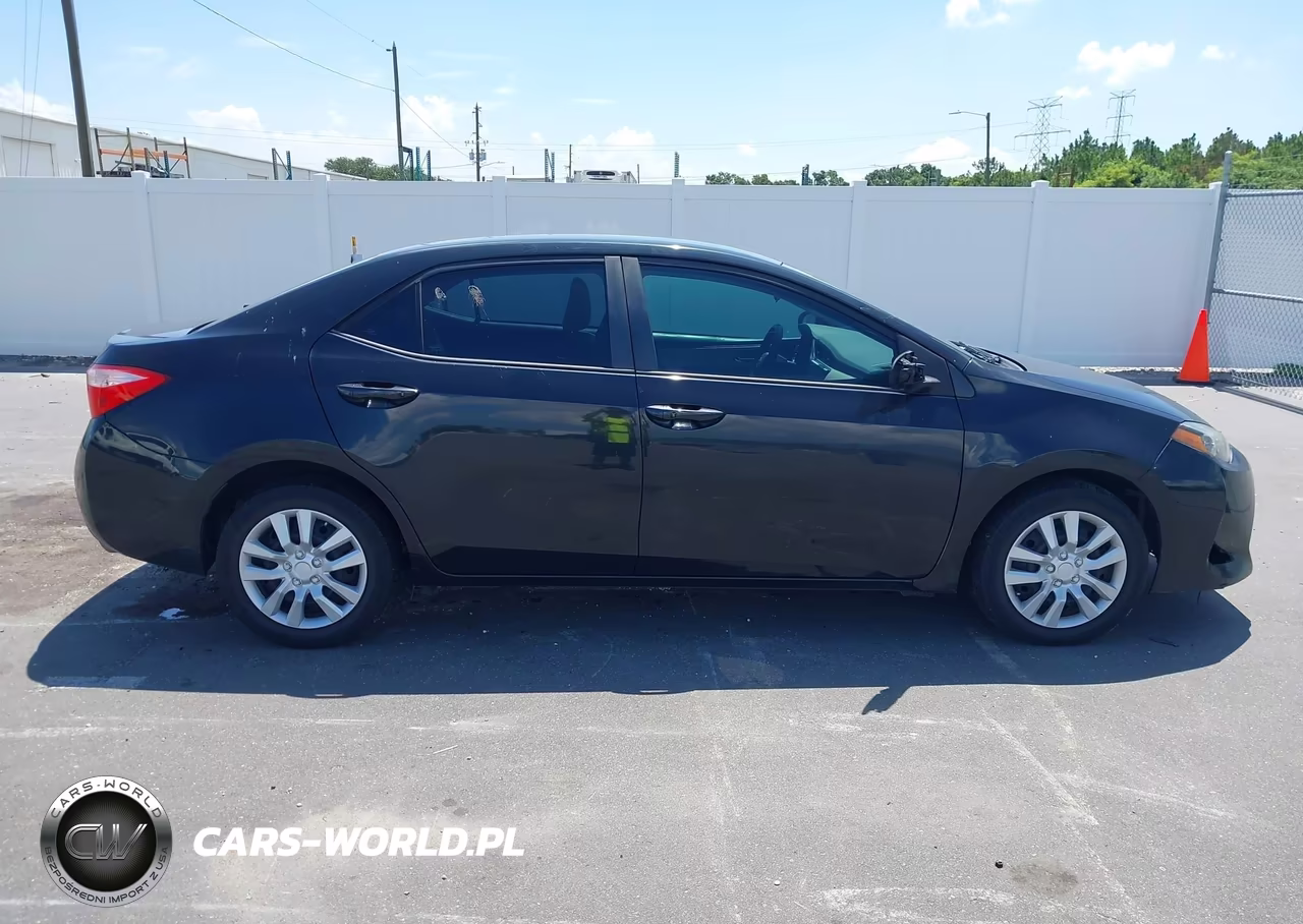 2018 Toyota Corolla Le VIN:5YFBURHE4JP784160 - 13