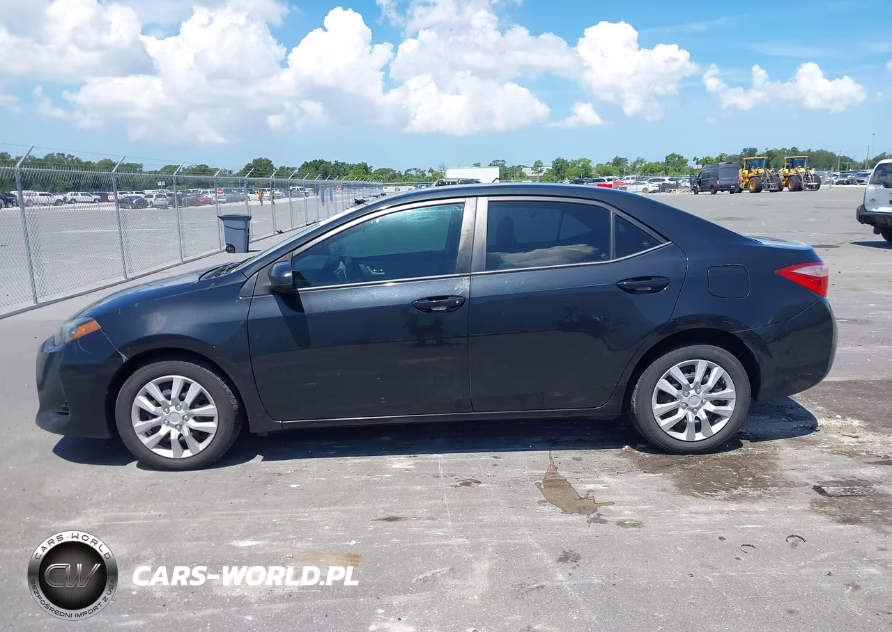 2018 Toyota Corolla Le VIN:5YFBURHE4JP784160 - 14