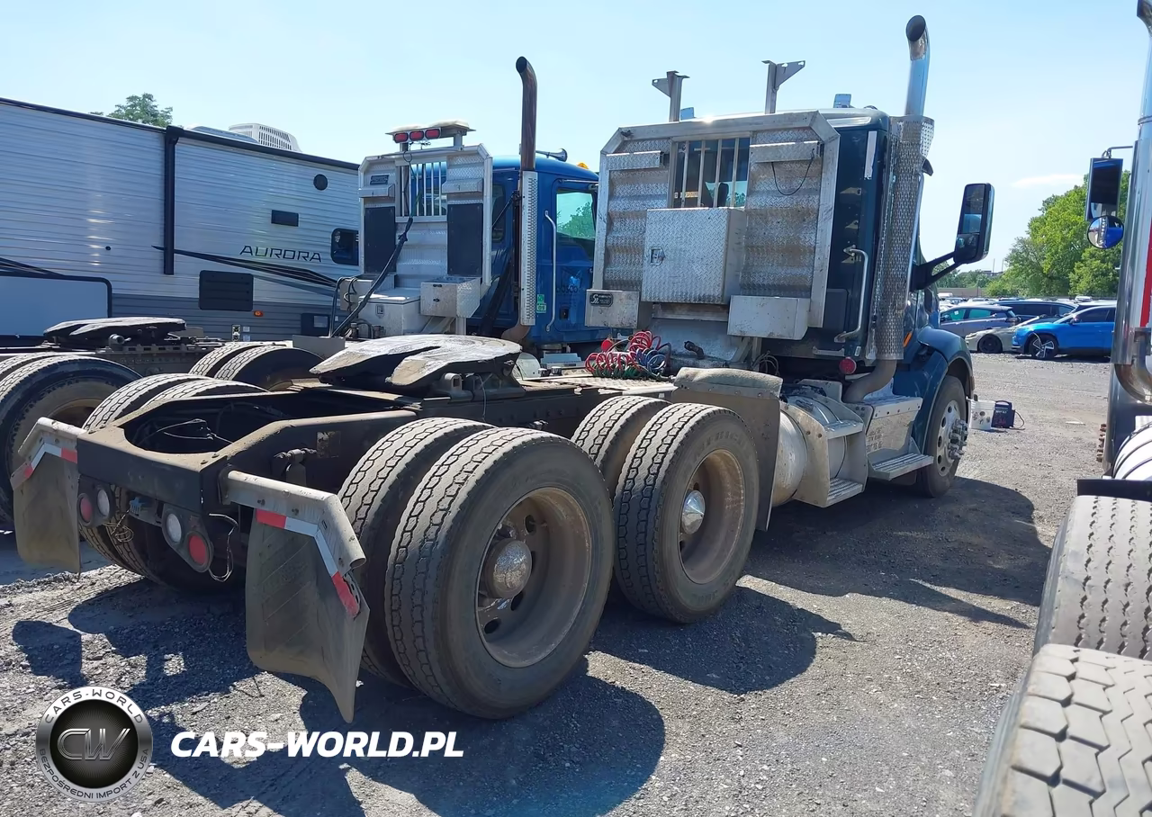 2015 Peterbilt 579 VIN:1XPBDP9X8FD284628 - 4