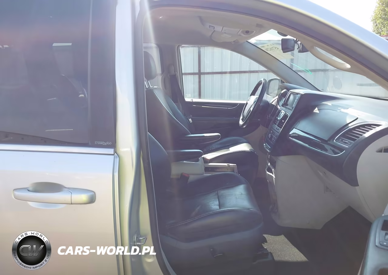 2011 Chrysler Town & Country Touring-L VIN:2A4RR8DG2BR705842 - 5