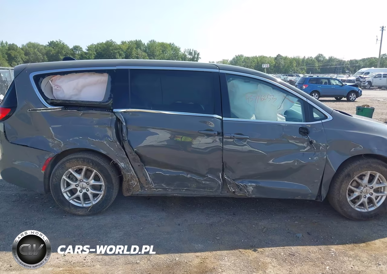 2023 Chrysler Pacifica Touring L VIN:2C4RC1BG9PR605987 - 13