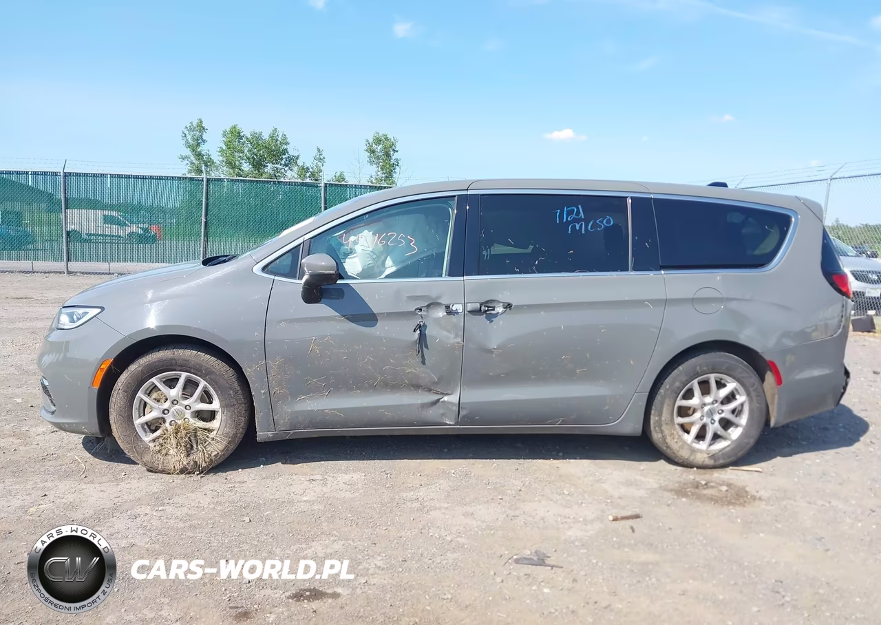 2023 Chrysler Pacifica Touring L VIN:2C4RC1BG9PR605987 - 14