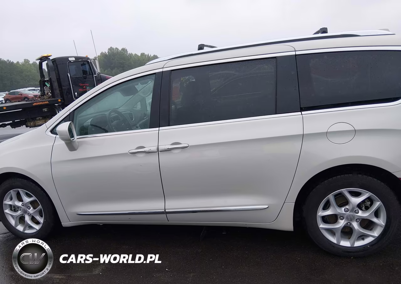 2017 Chrysler Pacifica Touring-L Plus VIN:2C4RC1EG8HR635530 - 14