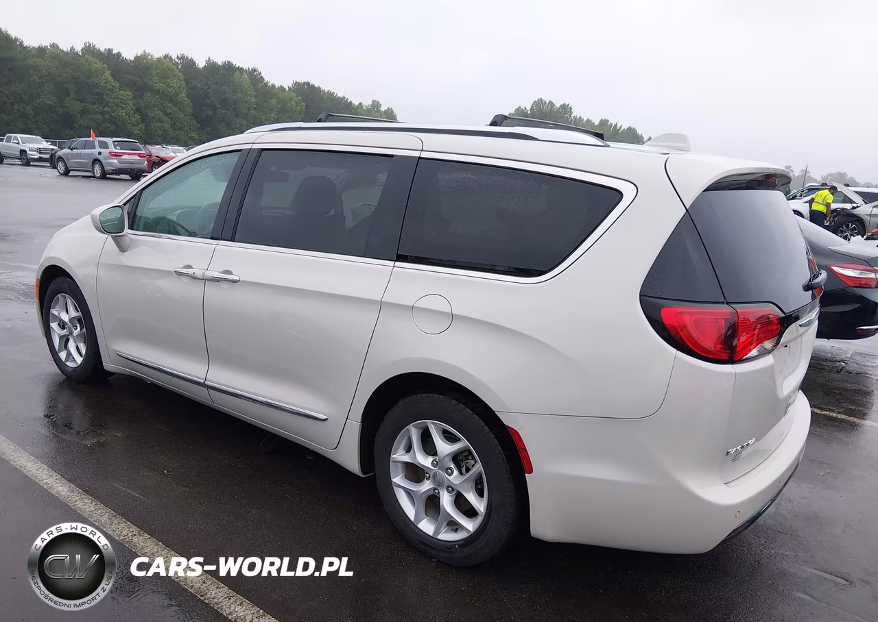 2017 Chrysler Pacifica Touring-L Plus VIN:2C4RC1EG8HR635530 - 3