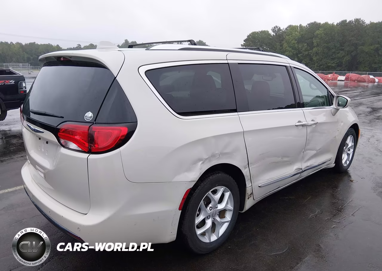 2017 Chrysler Pacifica Touring-L Plus VIN:2C4RC1EG8HR635530 - 4