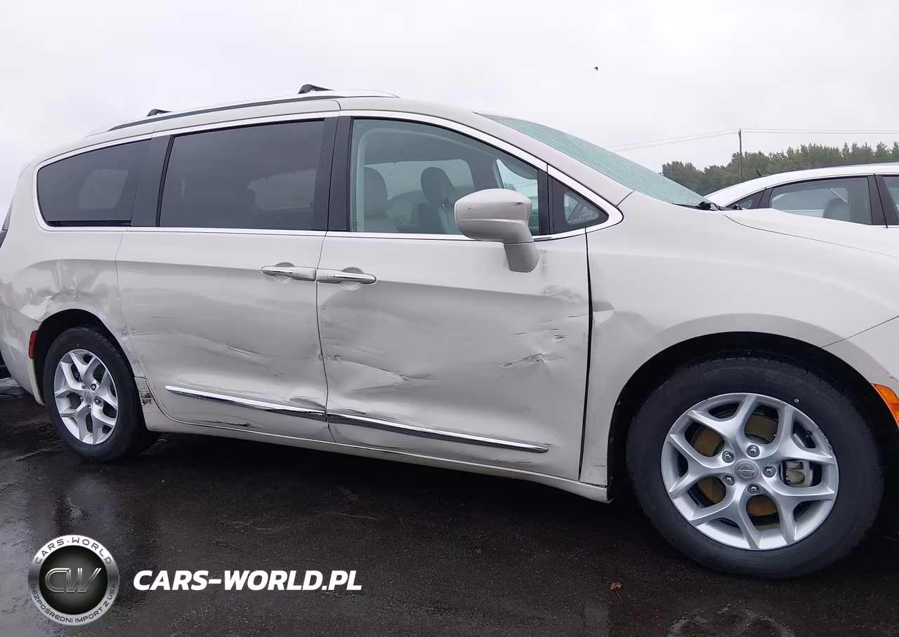 2017 Chrysler Pacifica Touring-L Plus VIN:2C4RC1EG8HR635530 - 6