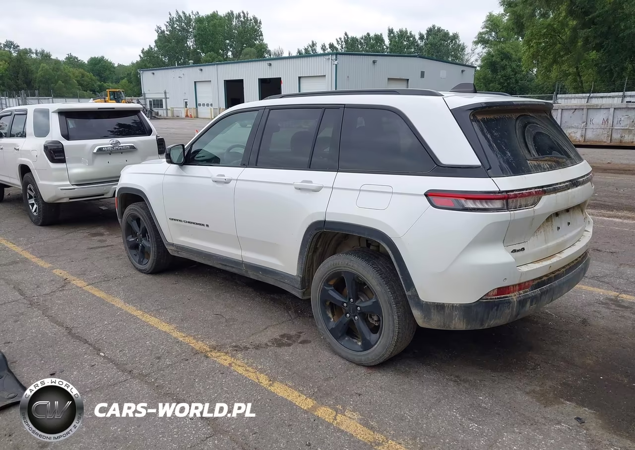 2023 Jeep Grand Cherokee Altitude 4X4 VIN:1C4RJHAG1PC505343 - 3