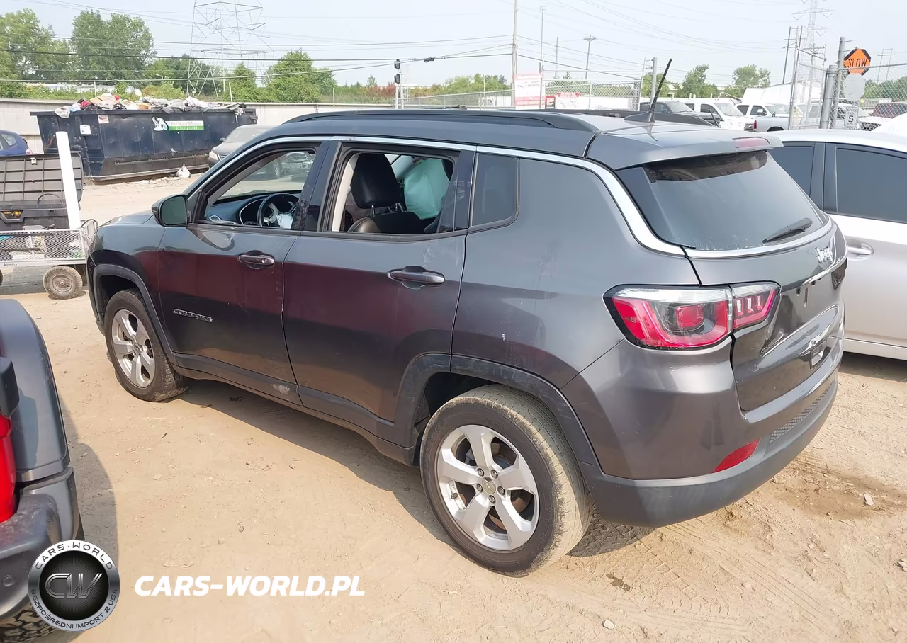 2018 Jeep Compass Latitude 4X4 VIN:3C4NJDBB4JT255926 - 3