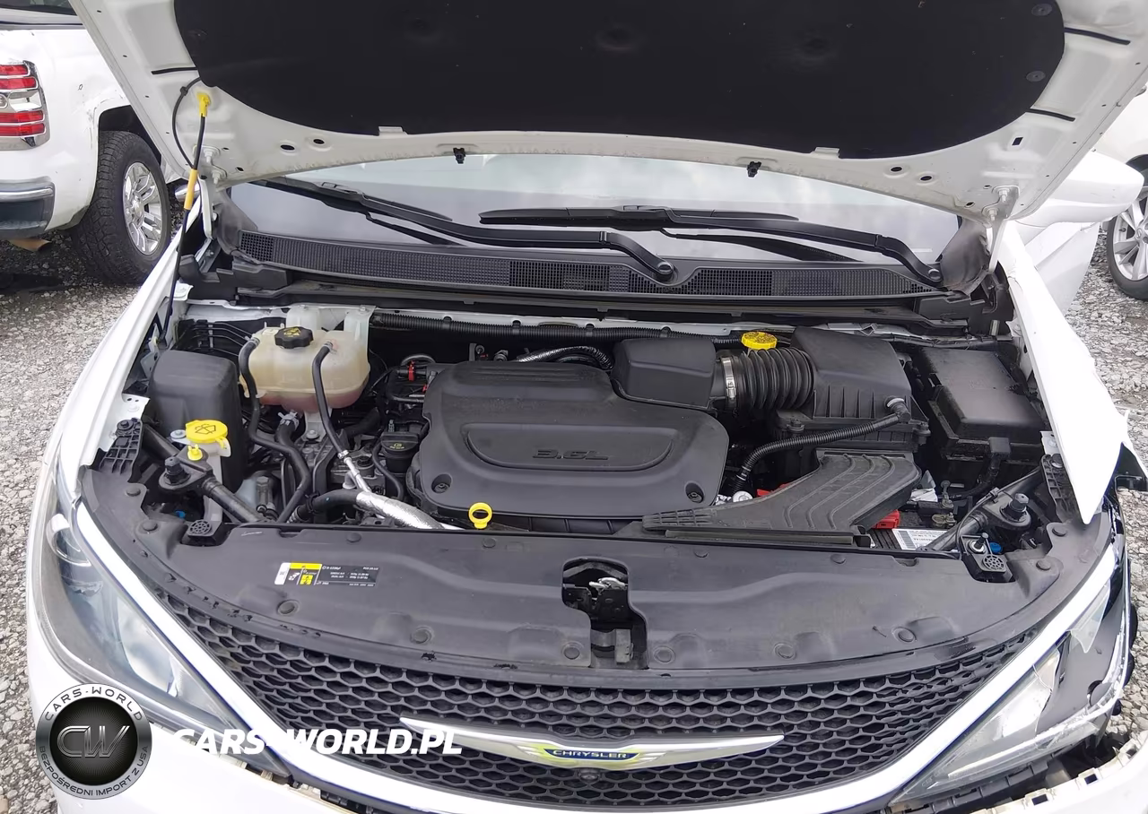 2019 Chrysler Pacifica Touring L Plus VIN:2C4RC1EG1KR714822 - 10