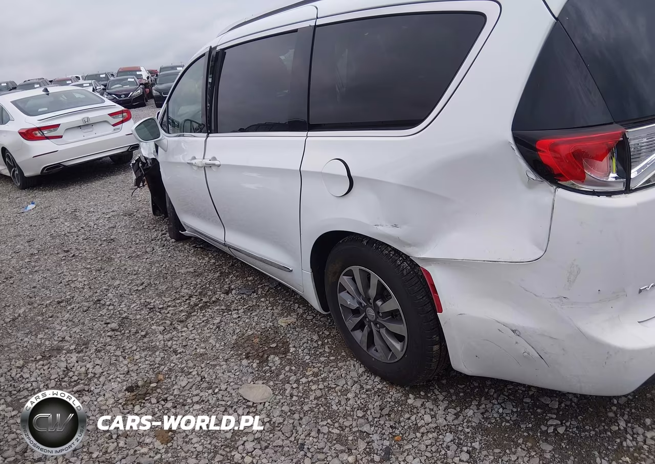 2019 Chrysler Pacifica Touring L Plus VIN:2C4RC1EG1KR714822 - 17