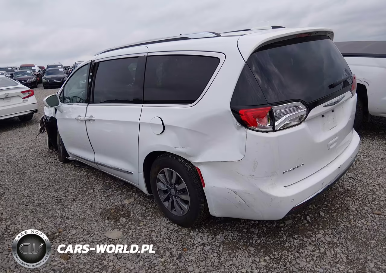 2019 Chrysler Pacifica Touring L Plus VIN:2C4RC1EG1KR714822 - 3