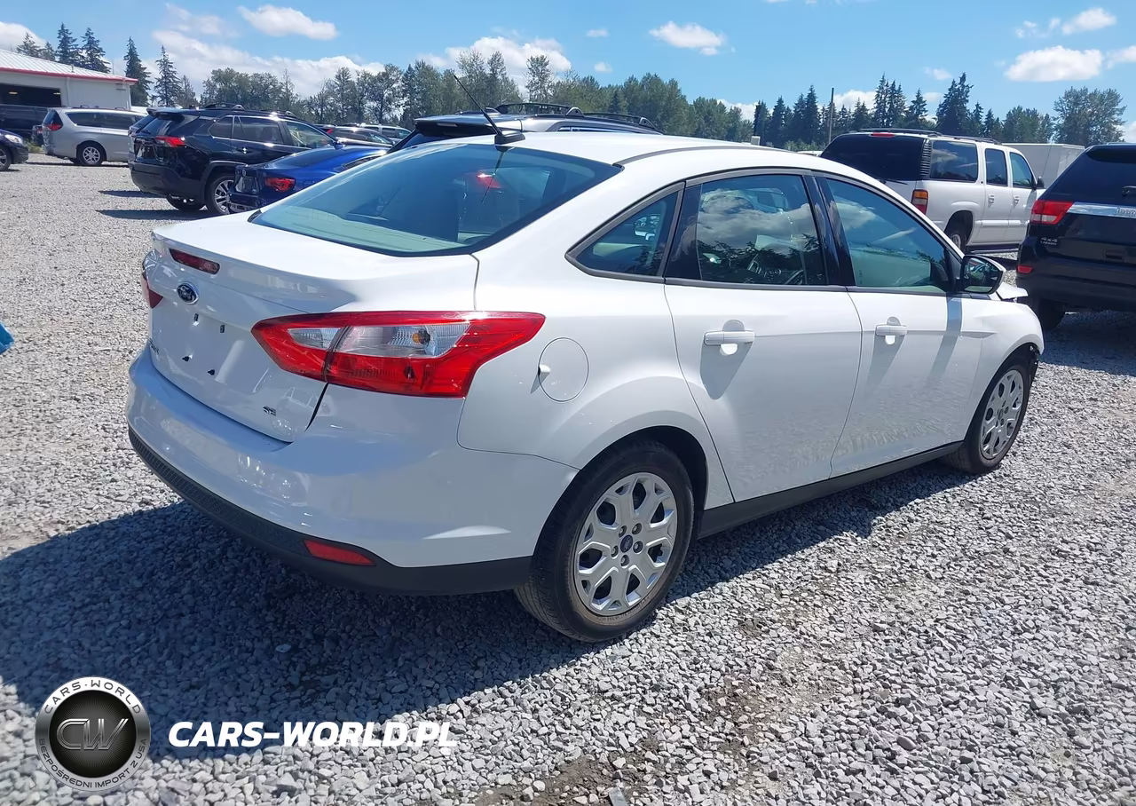 2012 Ford Focus Se VIN:1FAHP3F22CL424409 - 4