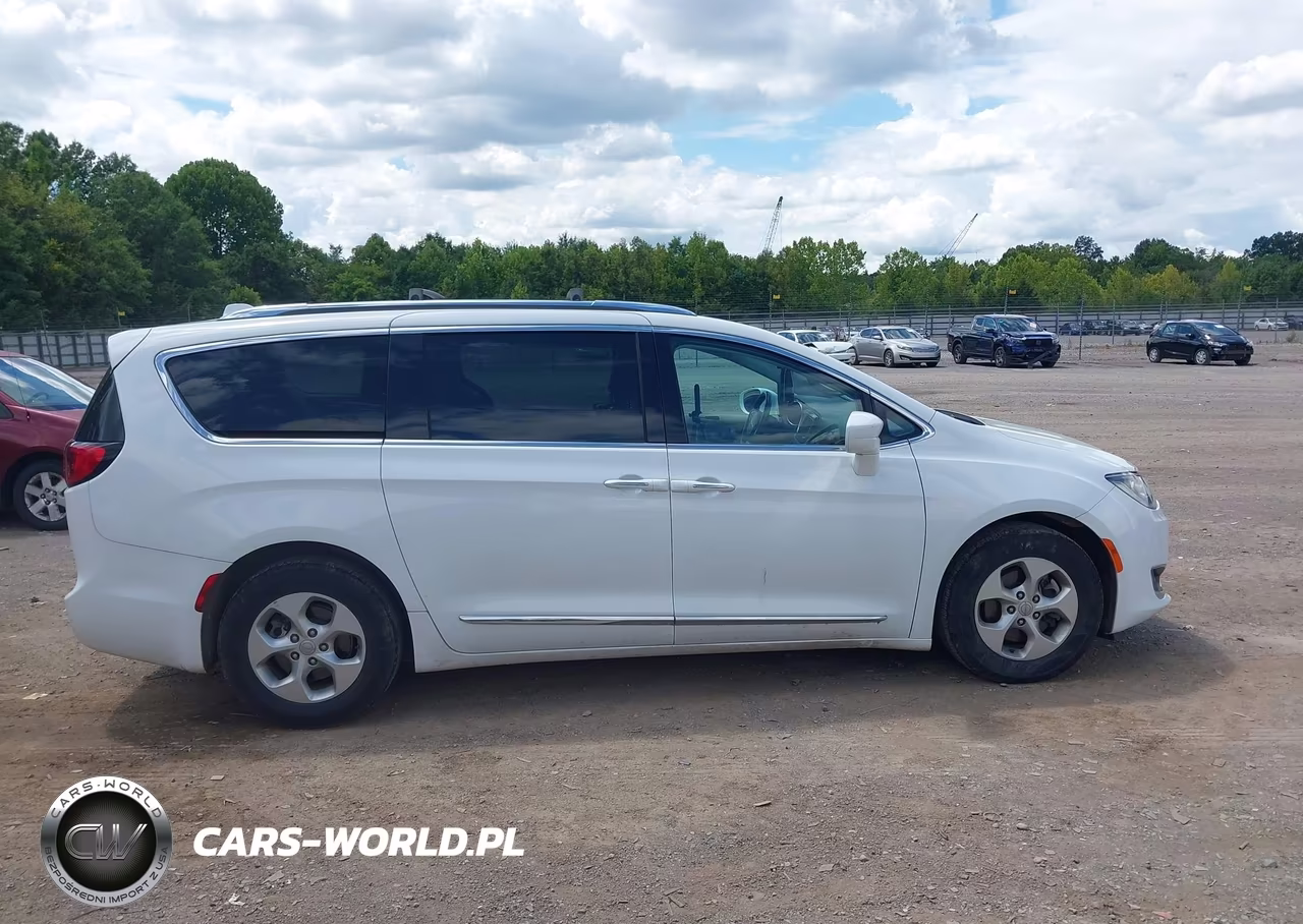 2017 Chrysler Pacifica Touring-L Plus VIN:2C4RC1EG7HR539081 - 13