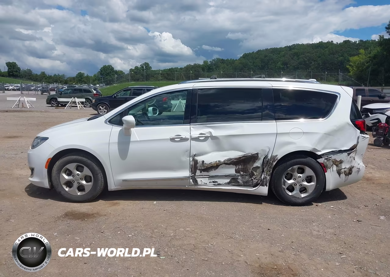 2017 Chrysler Pacifica Touring-L Plus VIN:2C4RC1EG7HR539081 - 14