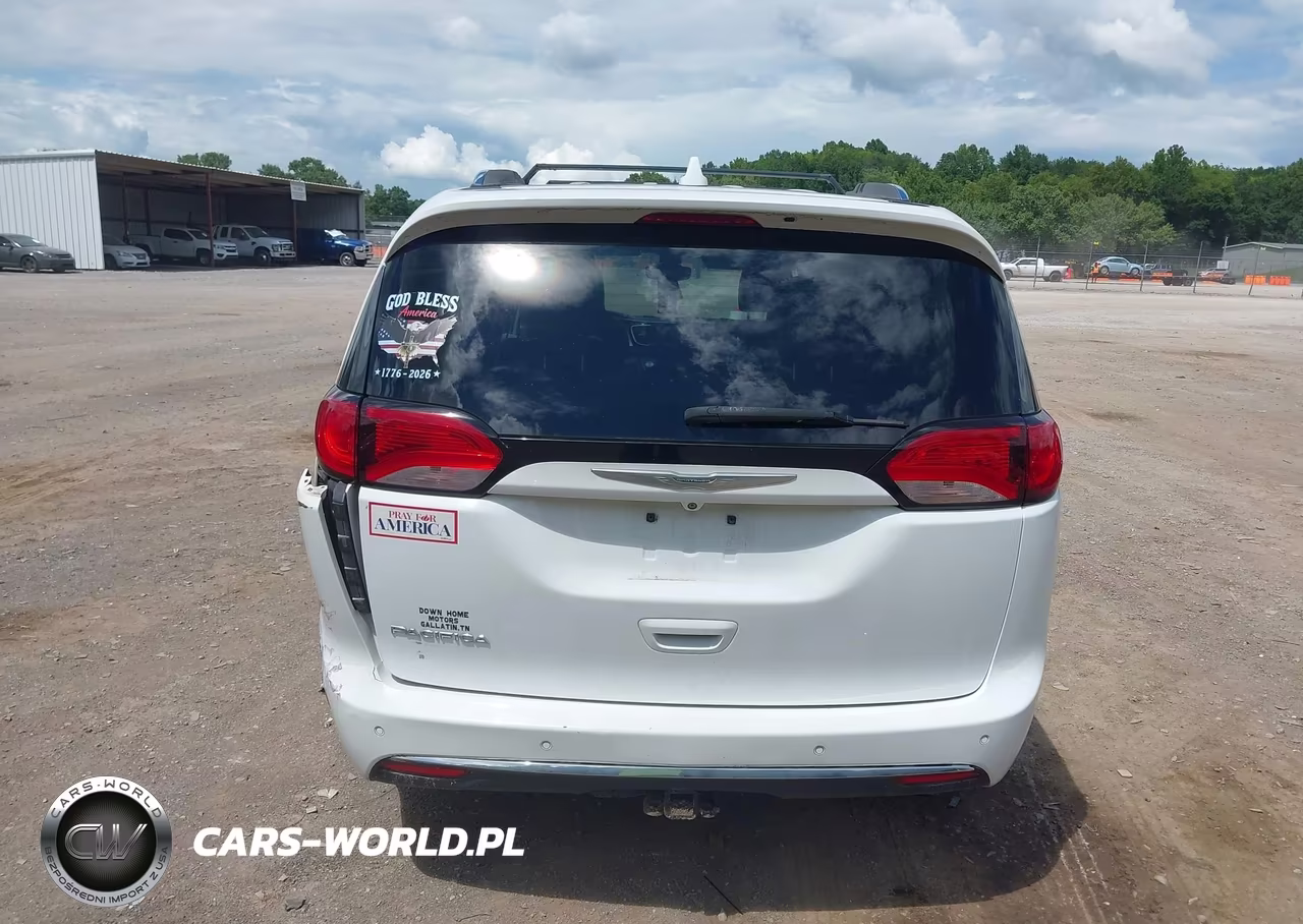 2017 Chrysler Pacifica Touring-L Plus VIN:2C4RC1EG7HR539081 - 16
