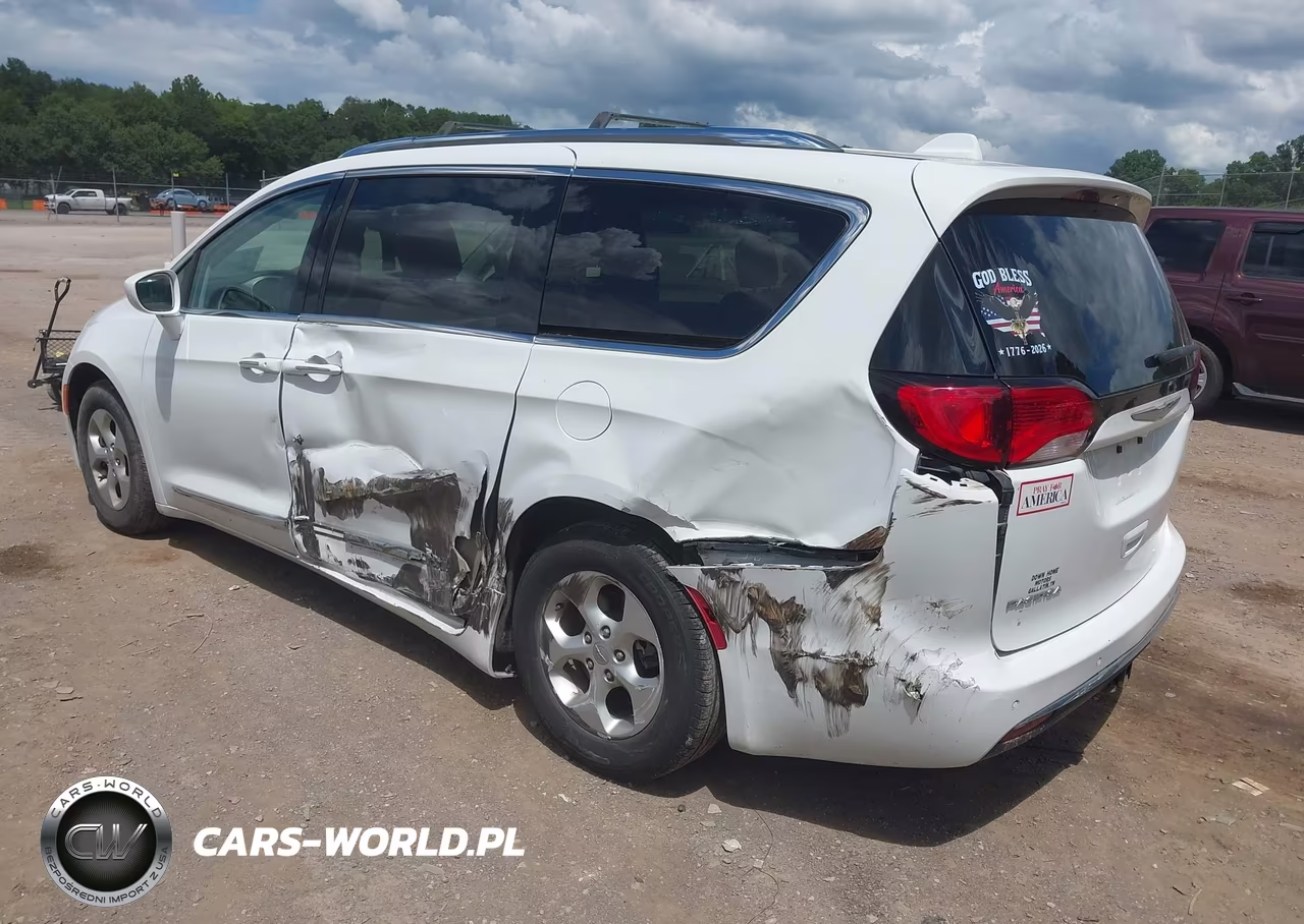 2017 Chrysler Pacifica Touring-L Plus VIN:2C4RC1EG7HR539081 - 3