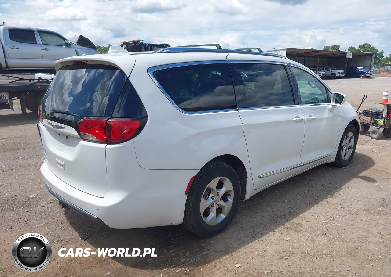 2017 Chrysler Pacifica Touring-L Plus VIN:2C4RC1EG7HR539081 - 4