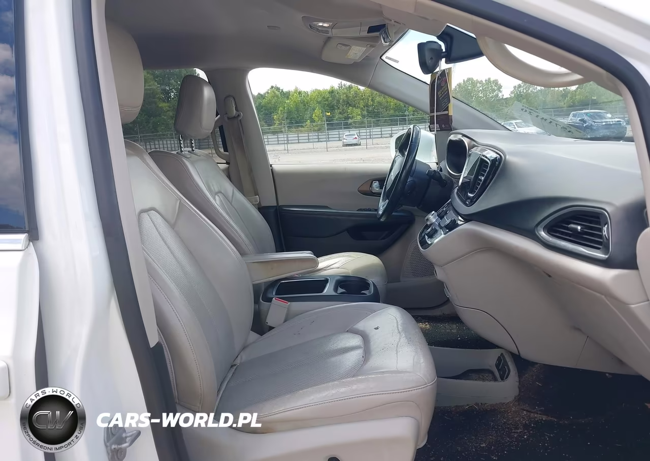 2017 Chrysler Pacifica Touring-L Plus VIN:2C4RC1EG7HR539081 - 5