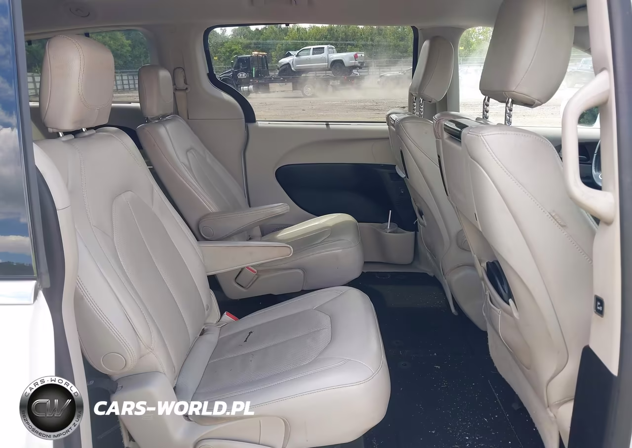 2017 Chrysler Pacifica Touring-L Plus VIN:2C4RC1EG7HR539081 - 8