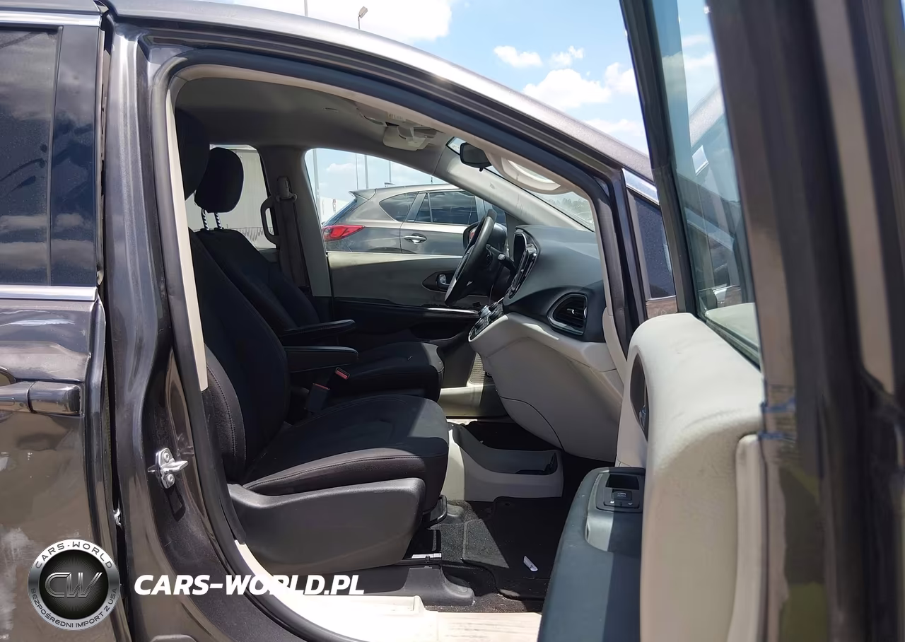 2017 Chrysler Pacifica Lx VIN:2C4RC1CG5HR608627 - 5