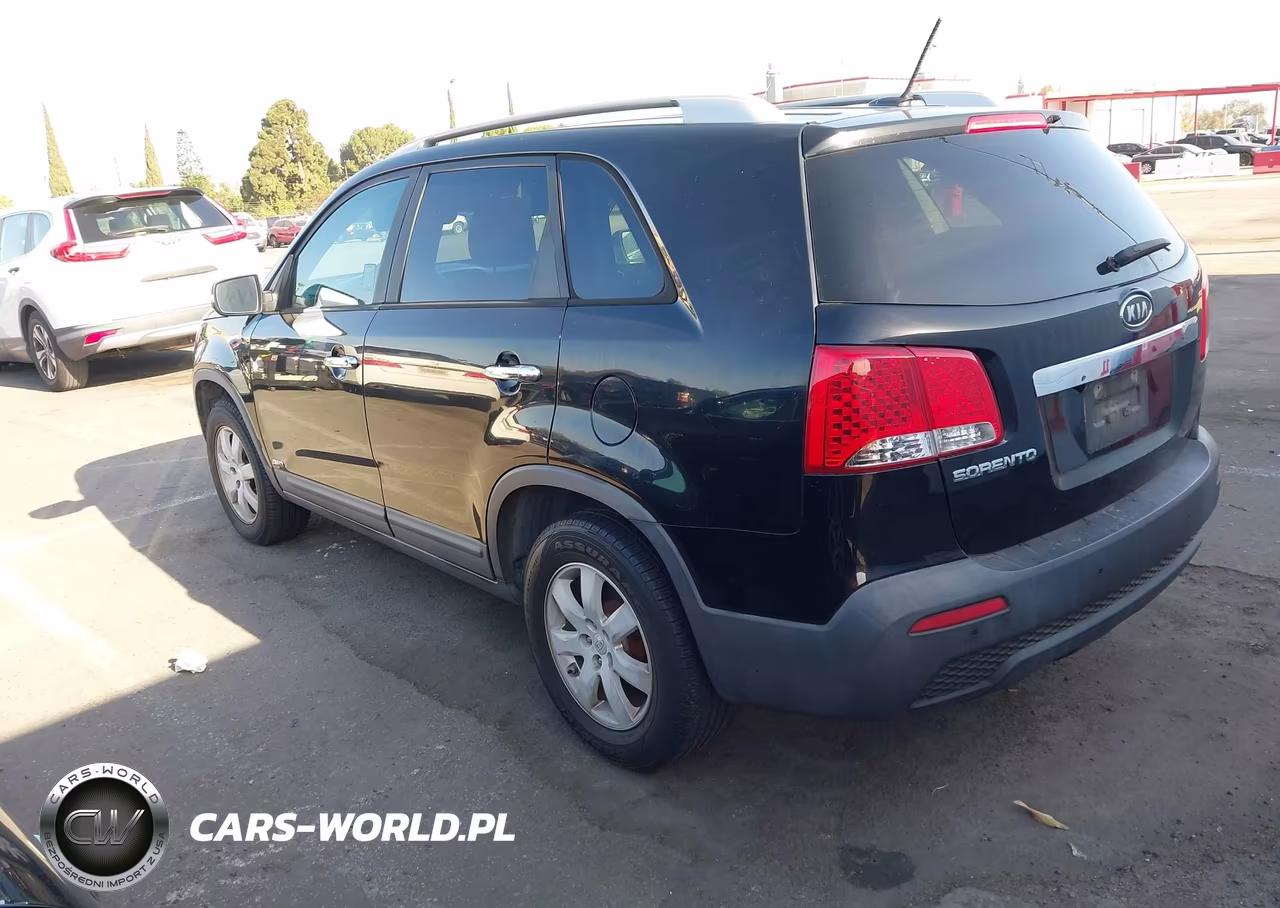 2011 Kia Sorento Lx VIN:5XYKTCA10BG179713 - 3