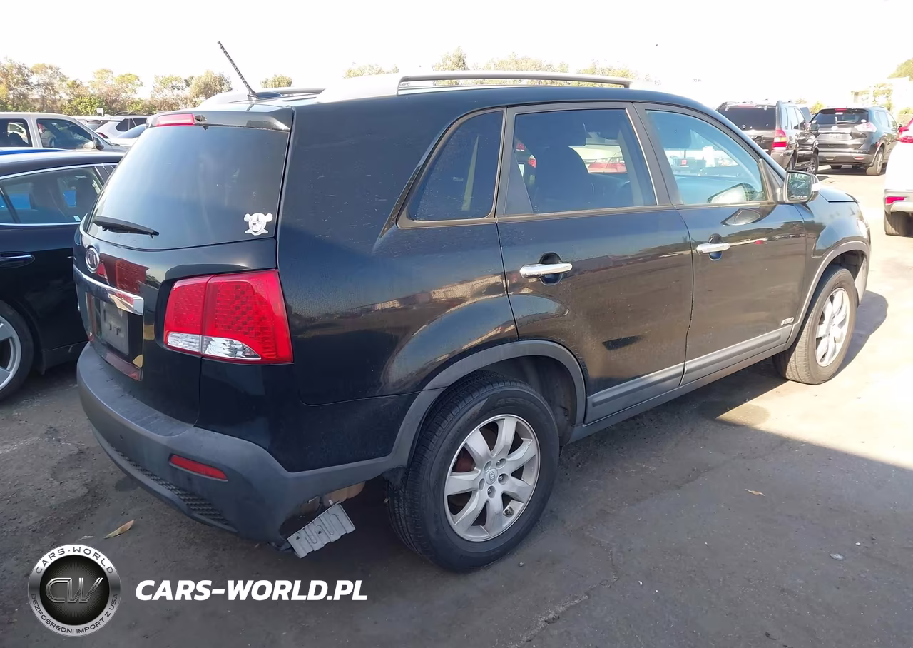 2011 Kia Sorento Lx VIN:5XYKTCA10BG179713 - 4