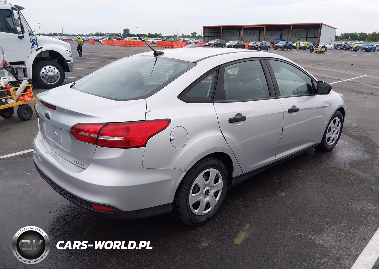 2015 Ford Focus S VIN:1FADP3E22FL264262 - 4