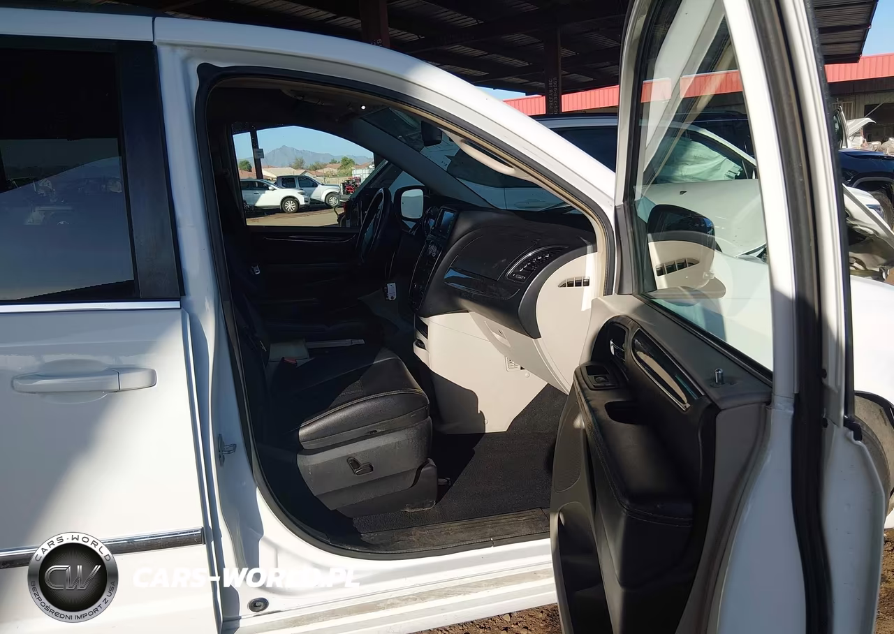 2015 Chrysler Town & Country Touring-L VIN:2C4RC1CG4FR608762 - 5