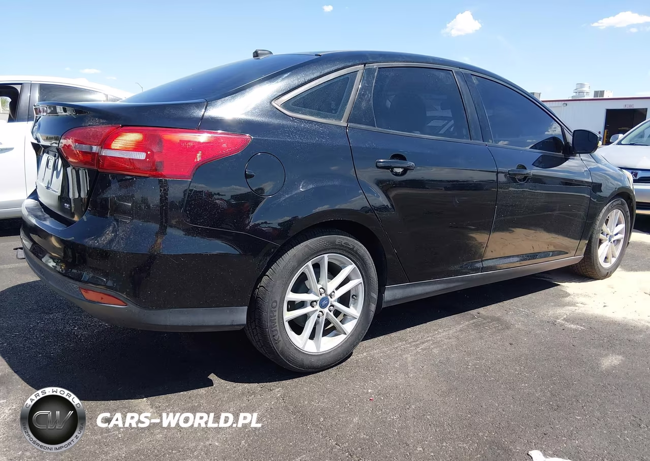 2017 Ford Focus Se VIN:1FADP3F21HL279367 - 4