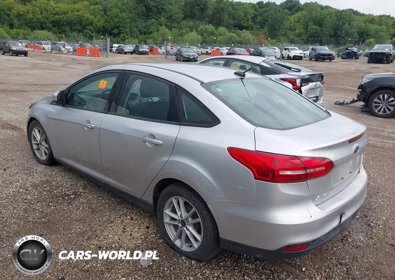 2017 Ford Focus Se VIN:1FADP3F2XHL327724 - 3