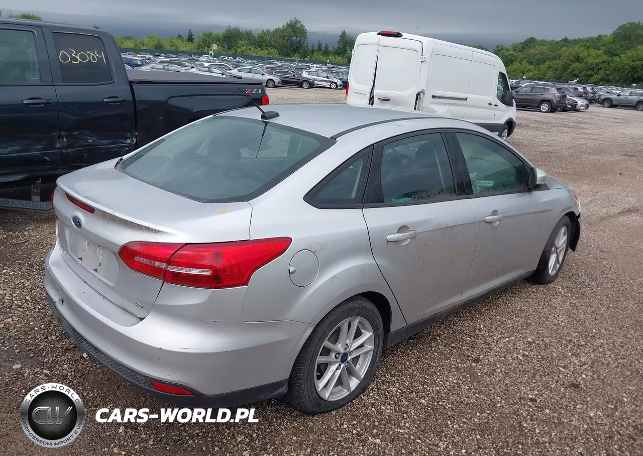 2017 Ford Focus Se VIN:1FADP3F2XHL327724 - 4