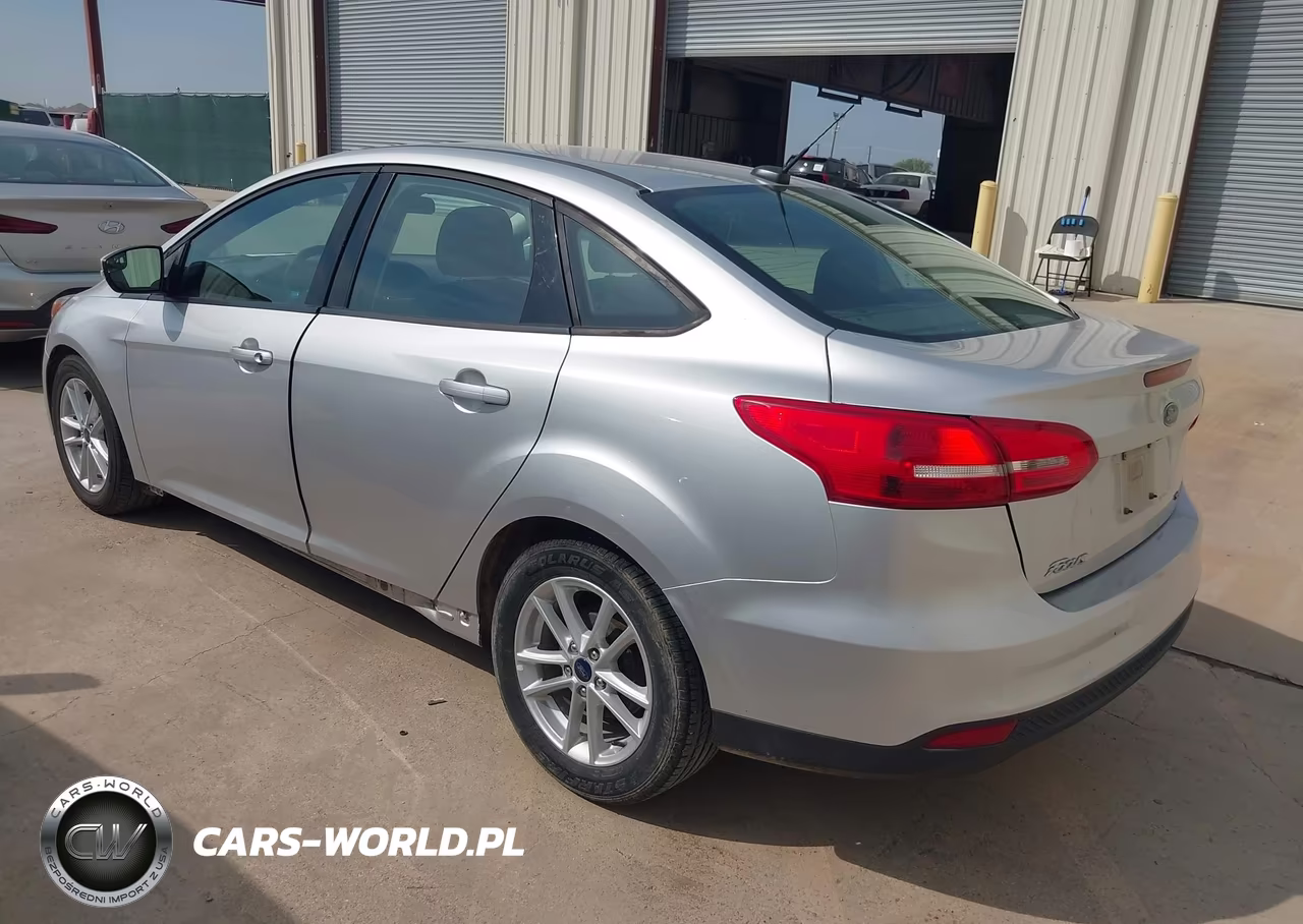 2017 Ford Focus Se VIN:1FADP3F24HL288435 - 3