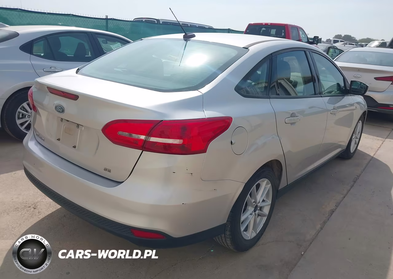 2017 Ford Focus Se VIN:1FADP3F24HL288435 - 4
