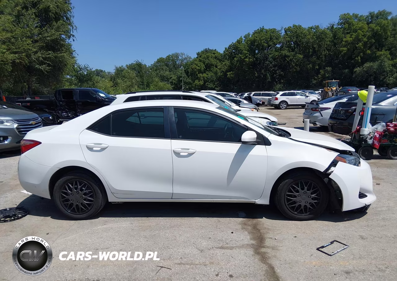 2017 Toyota Corolla Le VIN:5YFBURHE3HP579181 - 14