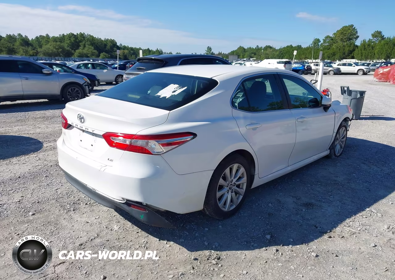 2018 Toyota Camry Le VIN:4T1B11HK8JU059028 - 4