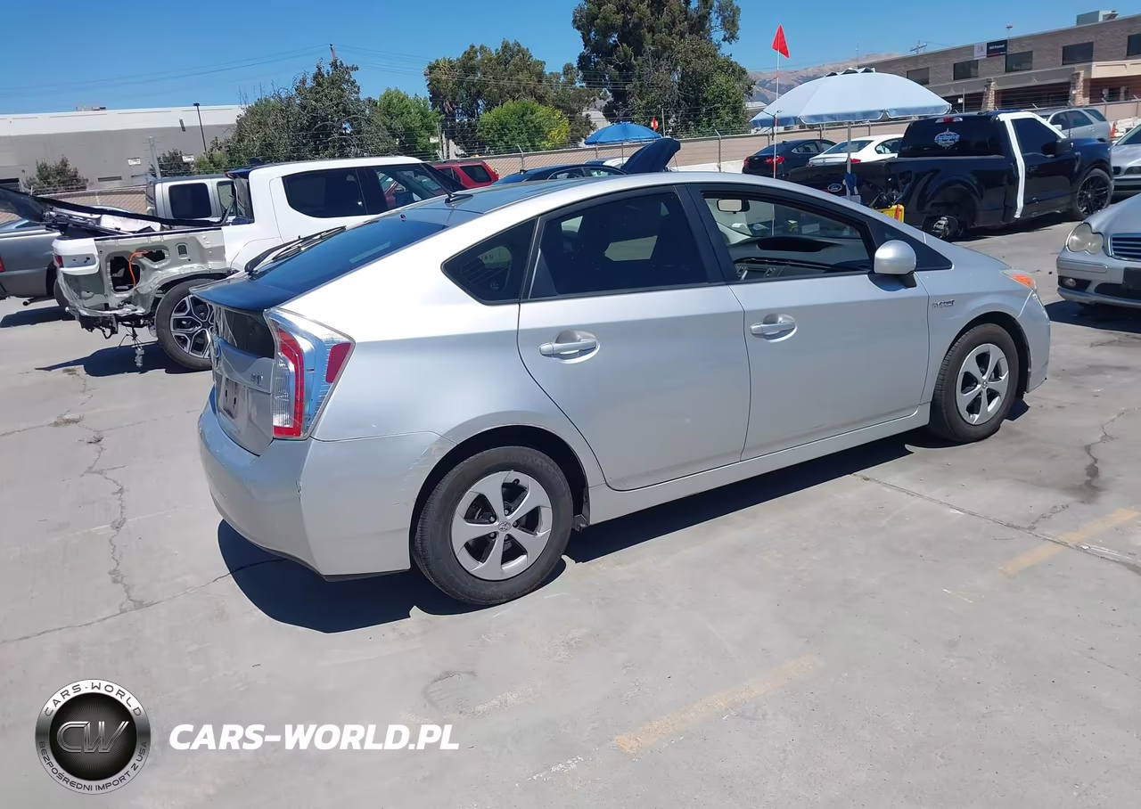 2014 Toyota Prius Three VIN:JTDKN3DU1E1738674 - 4