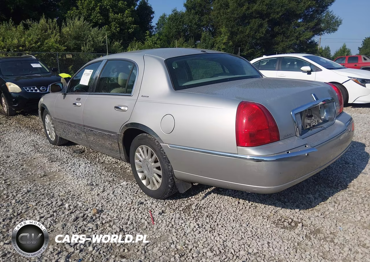 2004 Lincoln Town Car Signature VIN:1LNHM81W54Y677671 - 3