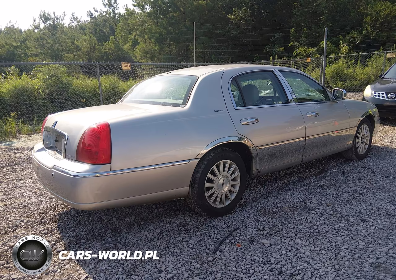 2004 Lincoln Town Car Signature VIN:1LNHM81W54Y677671 - 4