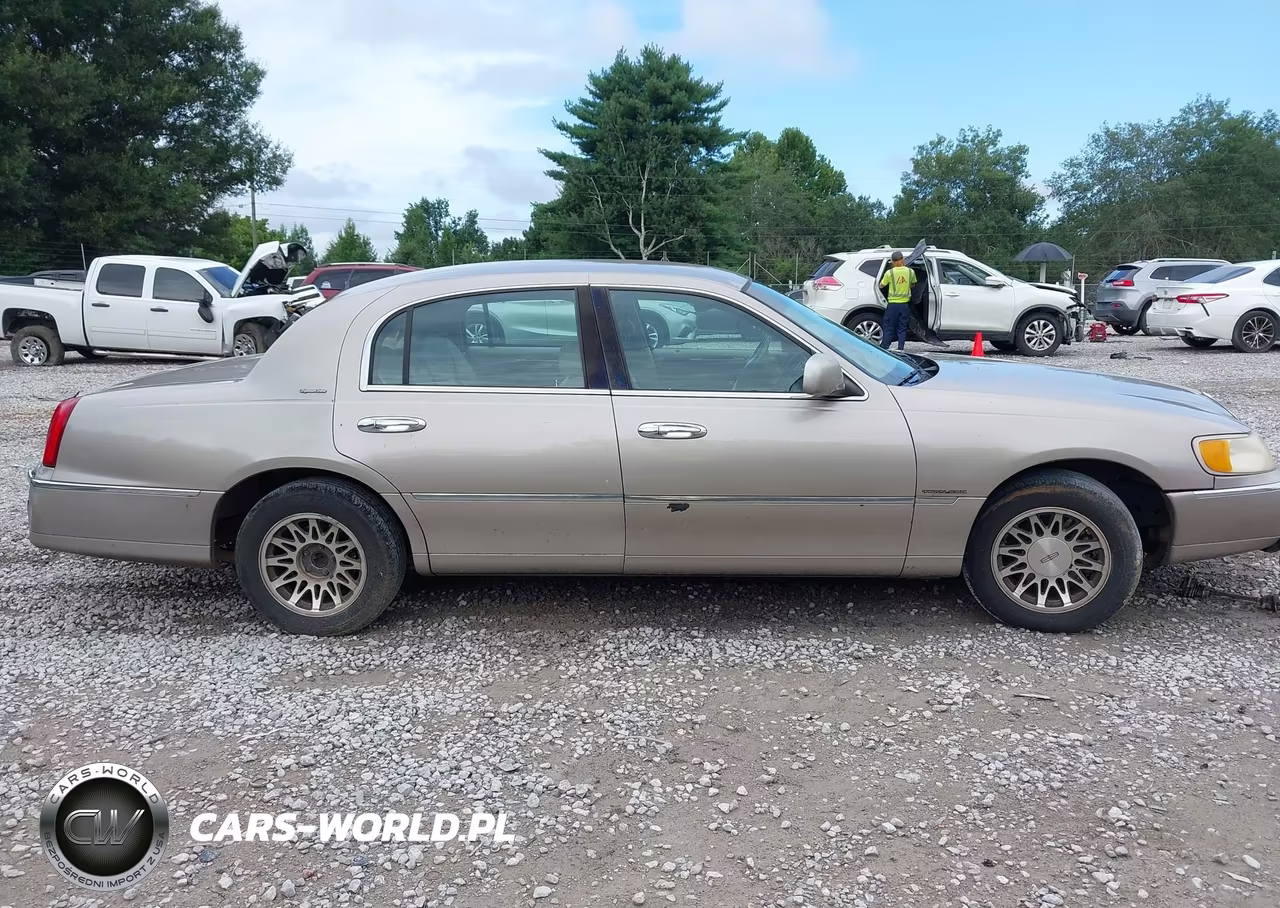 2000 Lincoln Town Car Signature VIN:1LNHM82WXYY919181 - 13