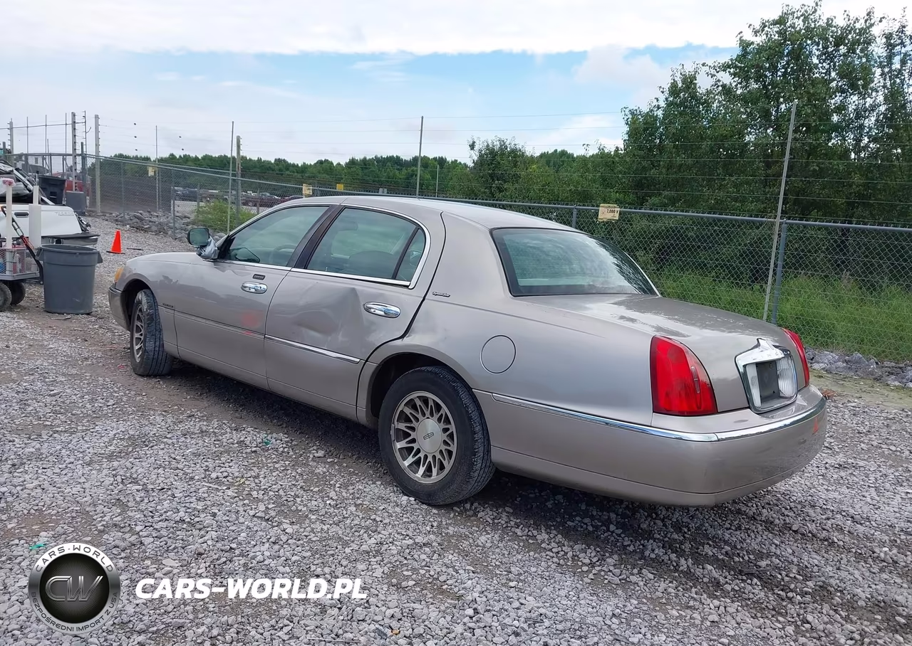 2000 Lincoln Town Car Signature VIN:1LNHM82WXYY919181 - 3