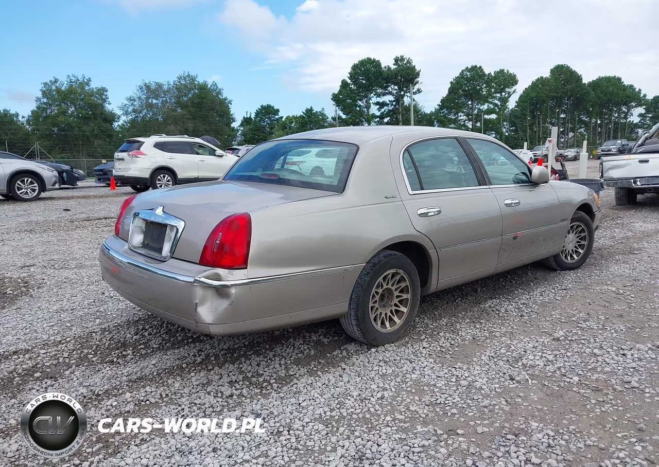 2000 Lincoln Town Car Signature VIN:1LNHM82WXYY919181 - 4