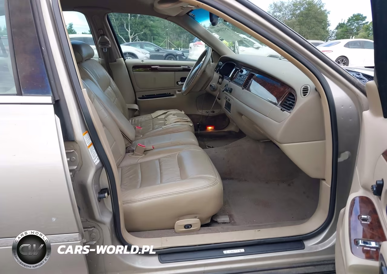 2000 Lincoln Town Car Signature VIN:1LNHM82WXYY919181 - 5