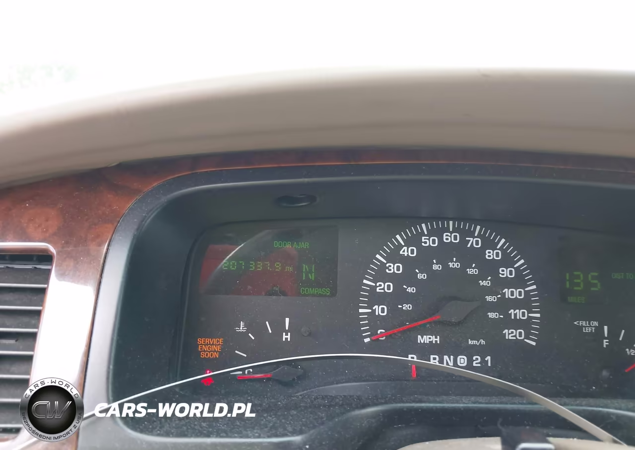 2000 Lincoln Town Car Signature VIN:1LNHM82WXYY919181 - 7