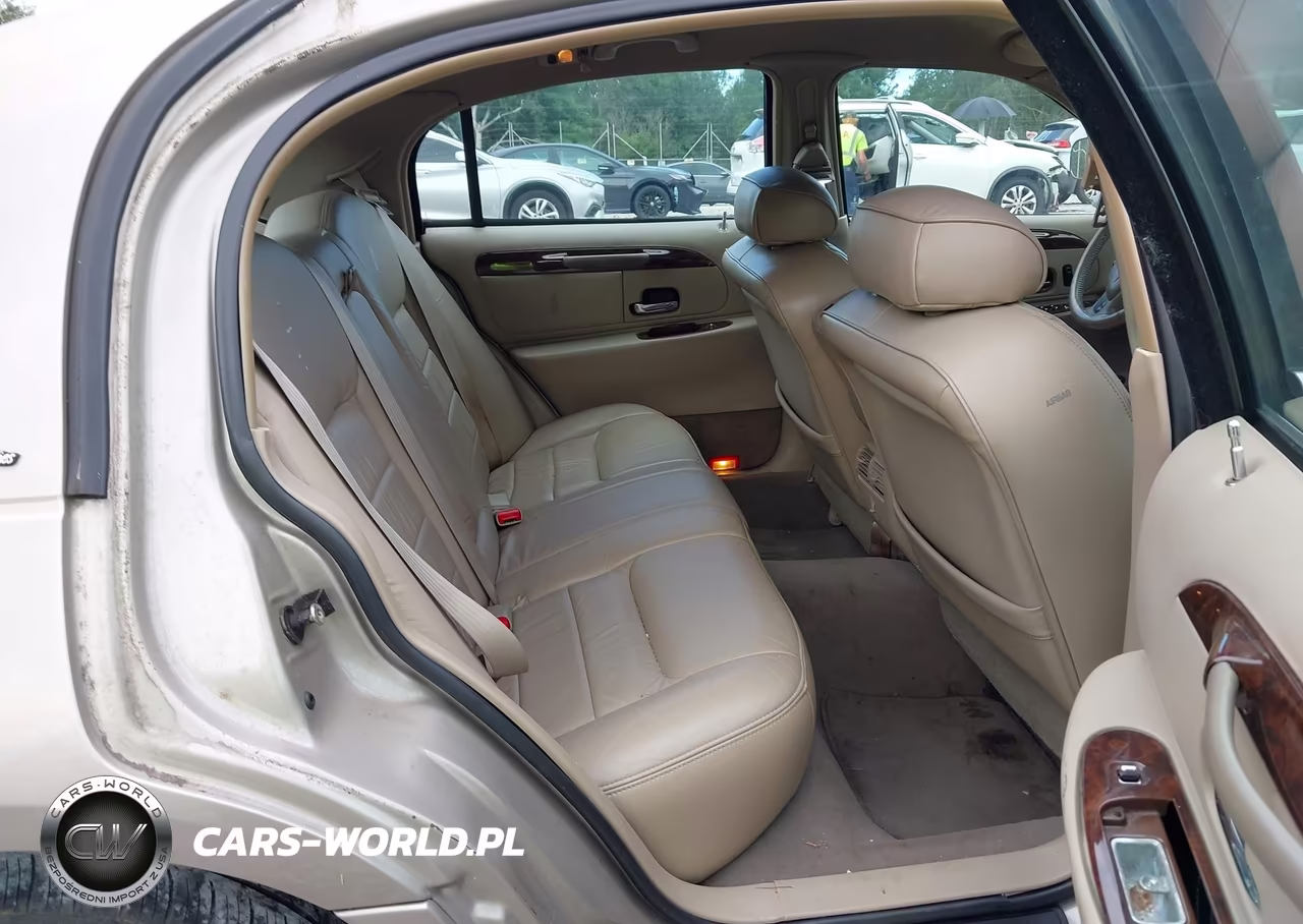 2000 Lincoln Town Car Signature VIN:1LNHM82WXYY919181 - 8