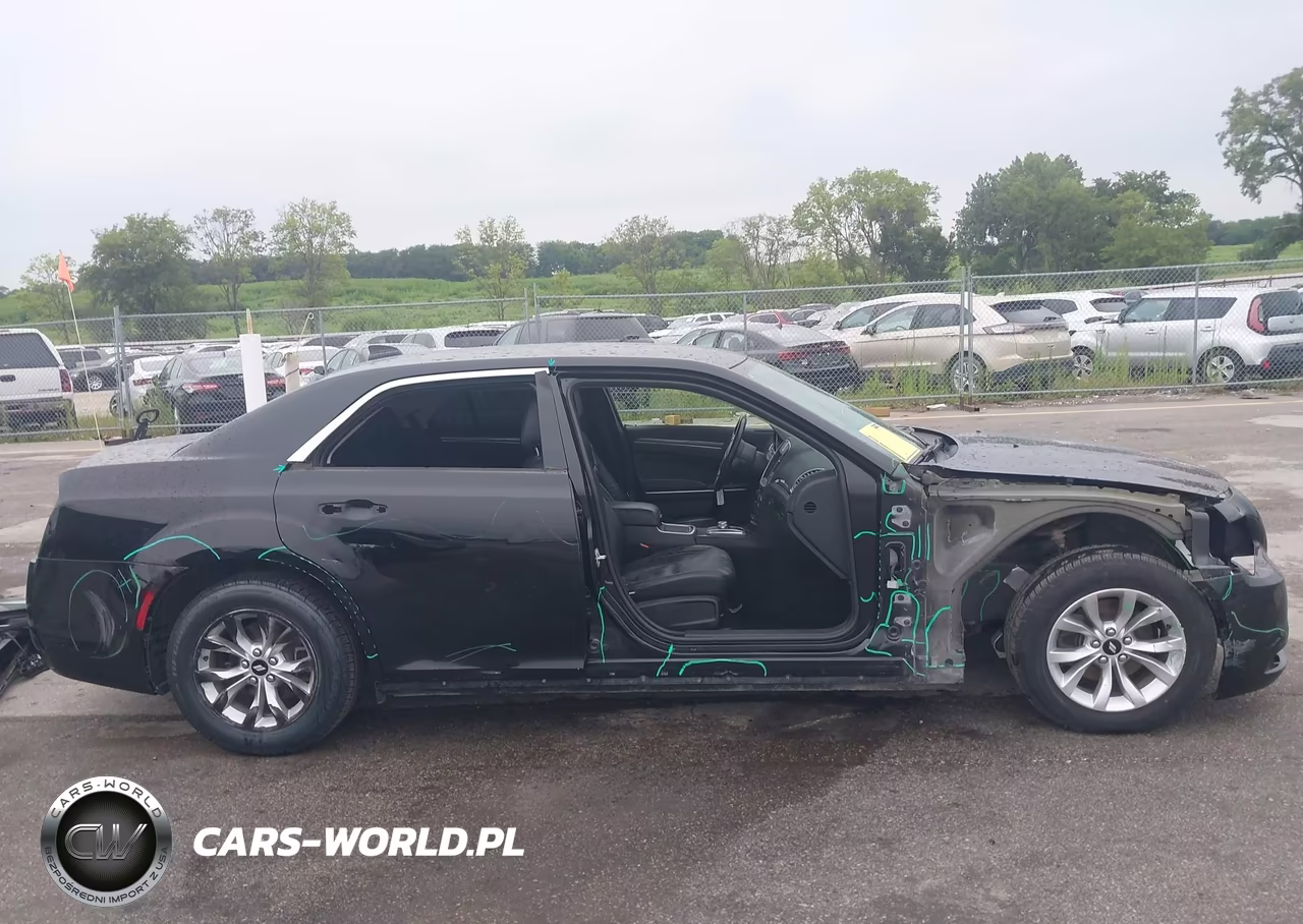 2018 Chrysler 300 Touring VIN:2C3CCAAG5JH320583 - 13